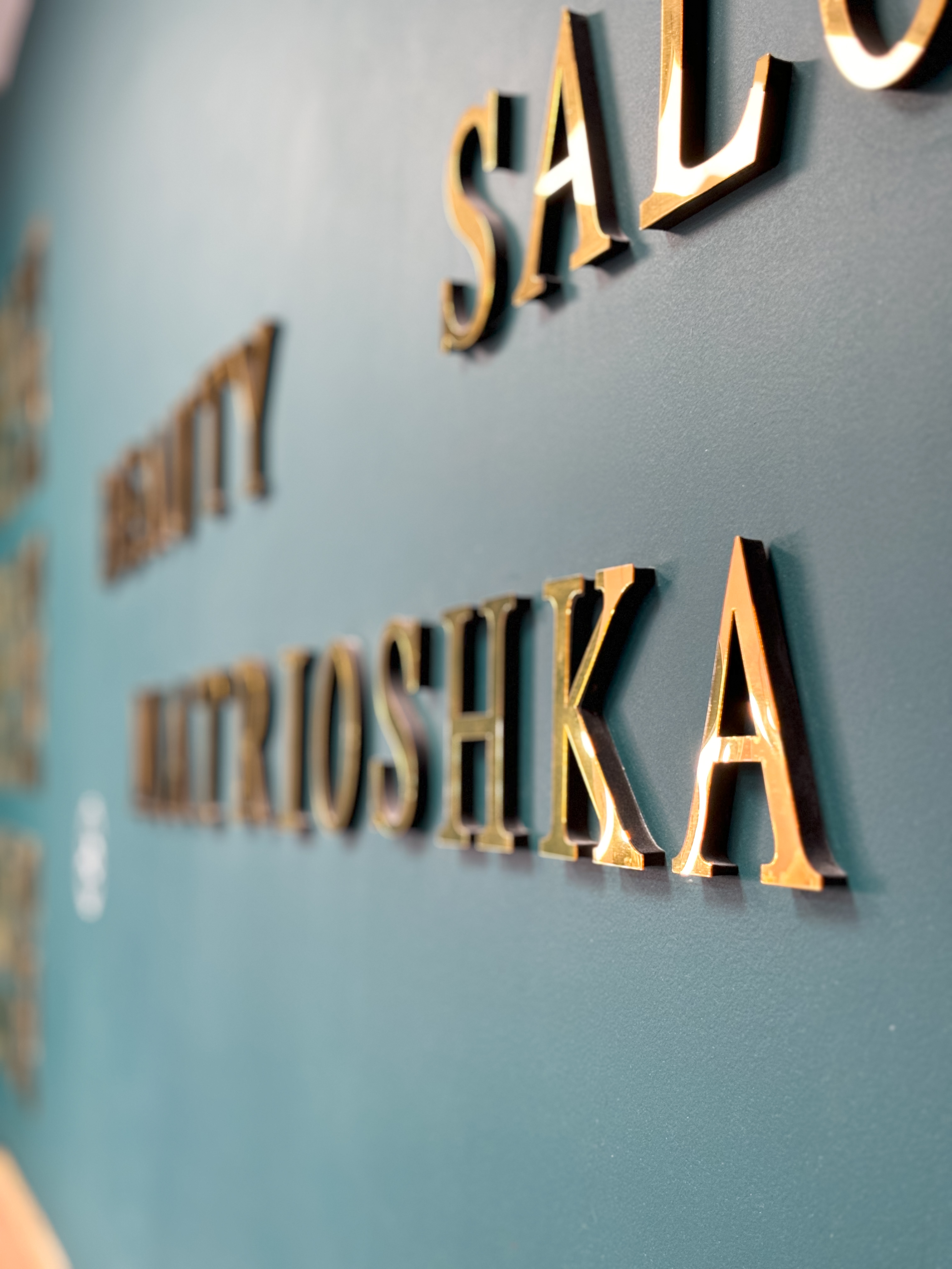 Matrioshka Beauty Salon – złote litery